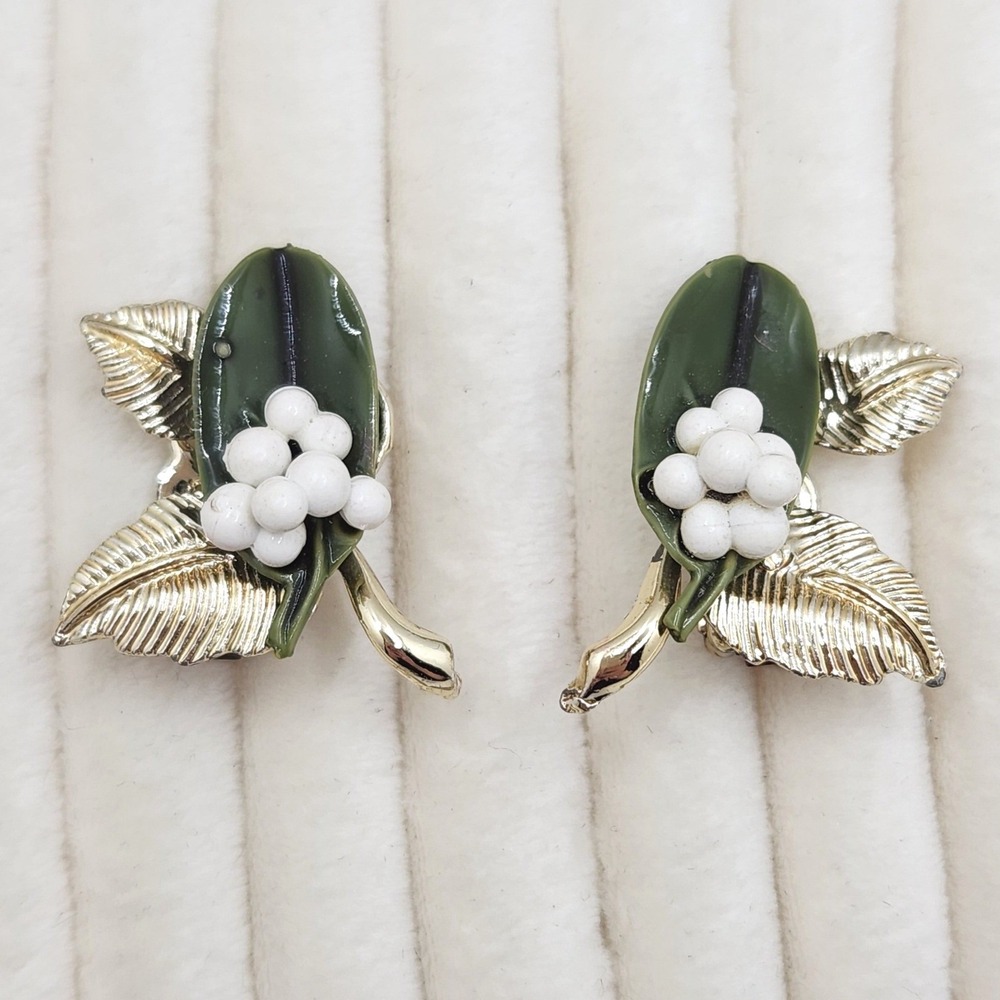 Vintage Floral Clip‎ On Earrings White Flower Green Leaf Gold Tone Mid Century
